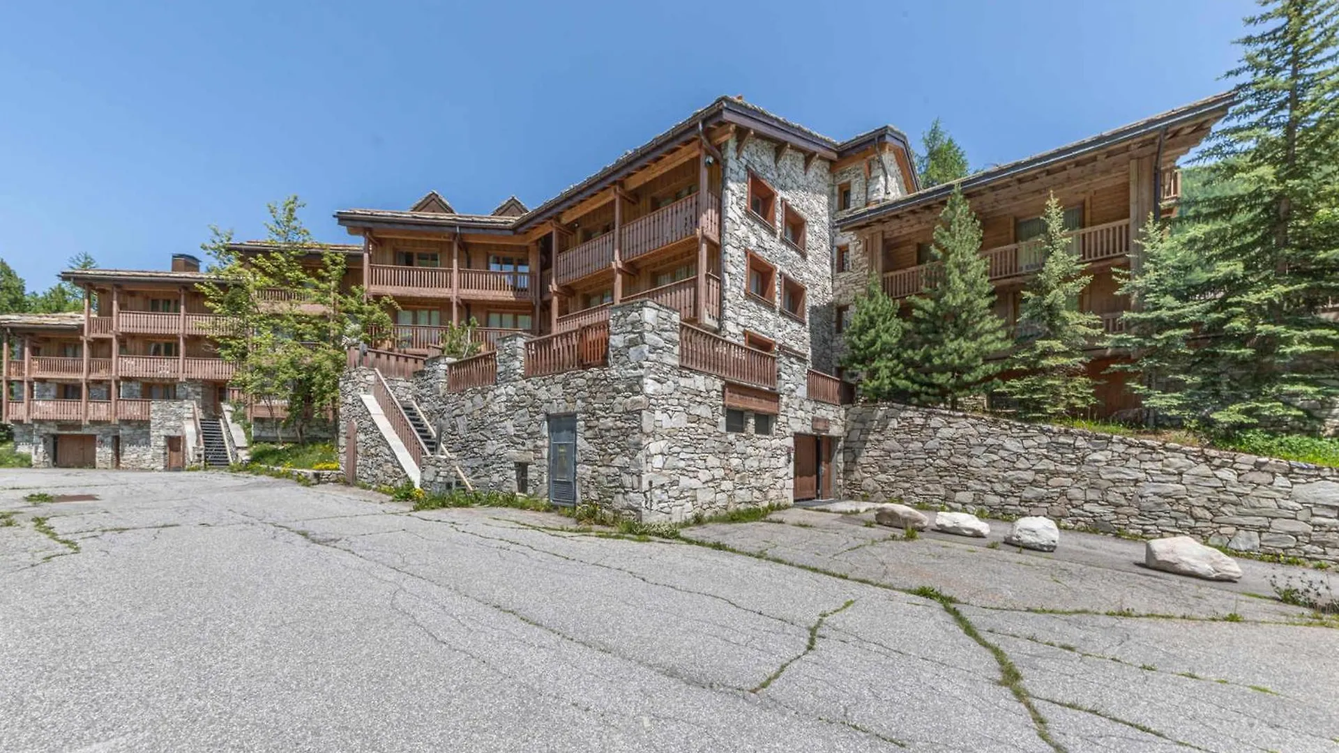 Appartement Elegant Avec Wifi, Terrasse Et Parking Couvert A Val-D\'Isere, Proche Des Pistes - Fr-1-694-100 location